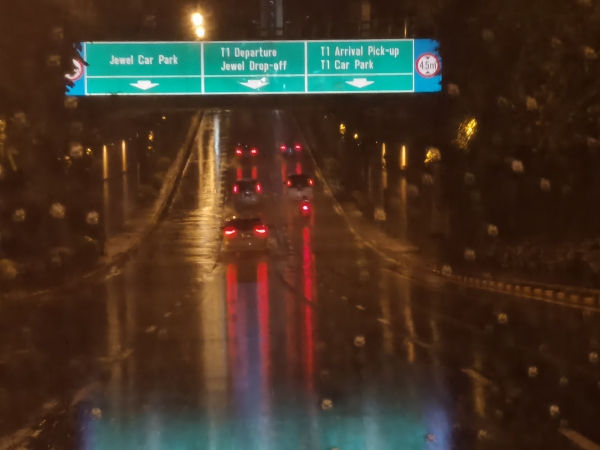 Singapore encourages drivers to be friendly to vehicles with illuminated signs.